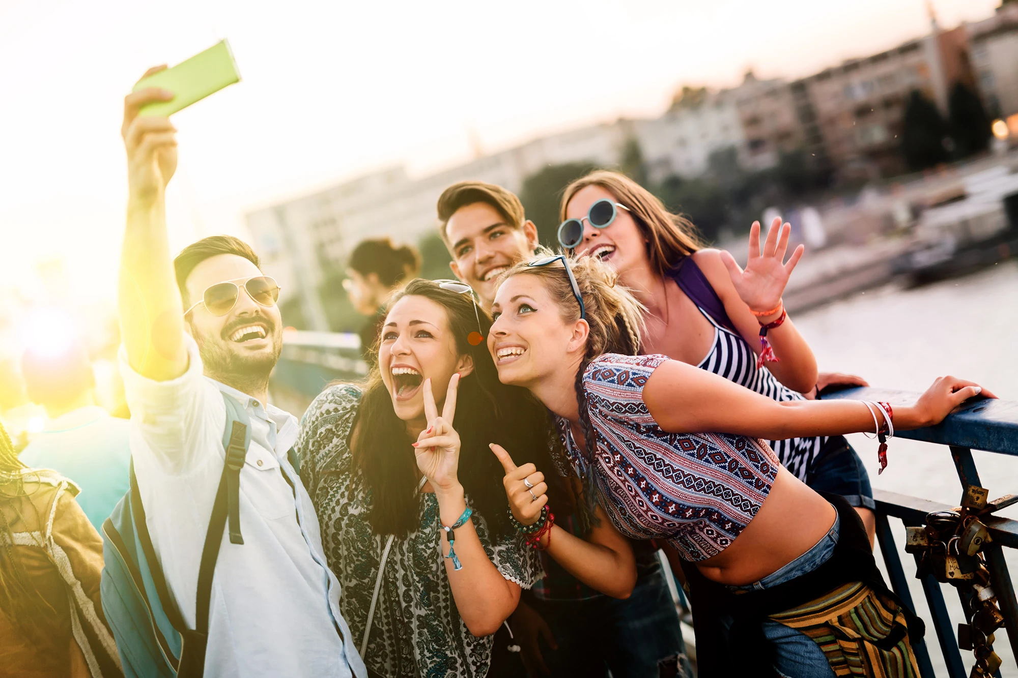 Voyageurs en selfie pendant une visite We Love Riviera