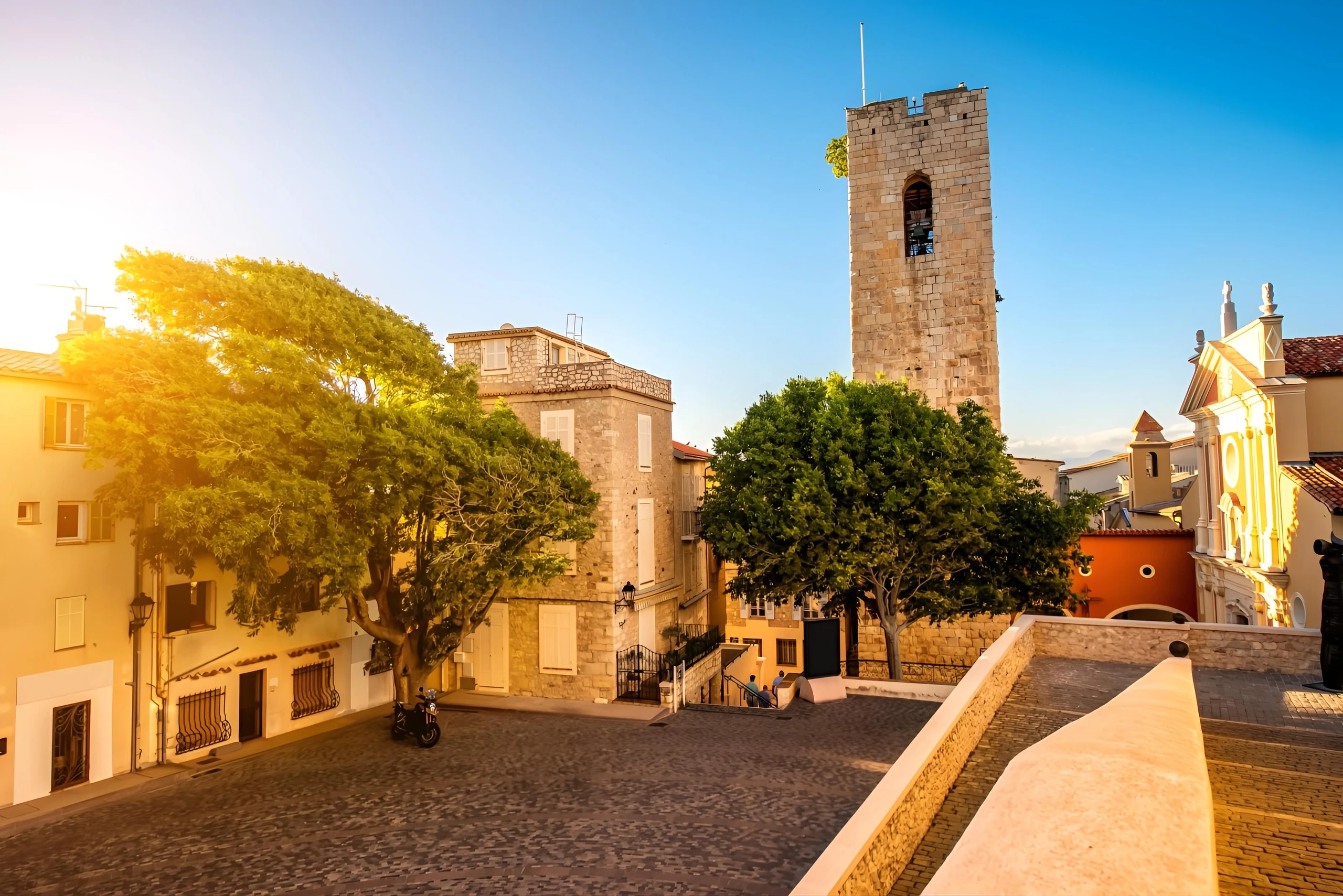 Le Vieil Antibes vu de la mer