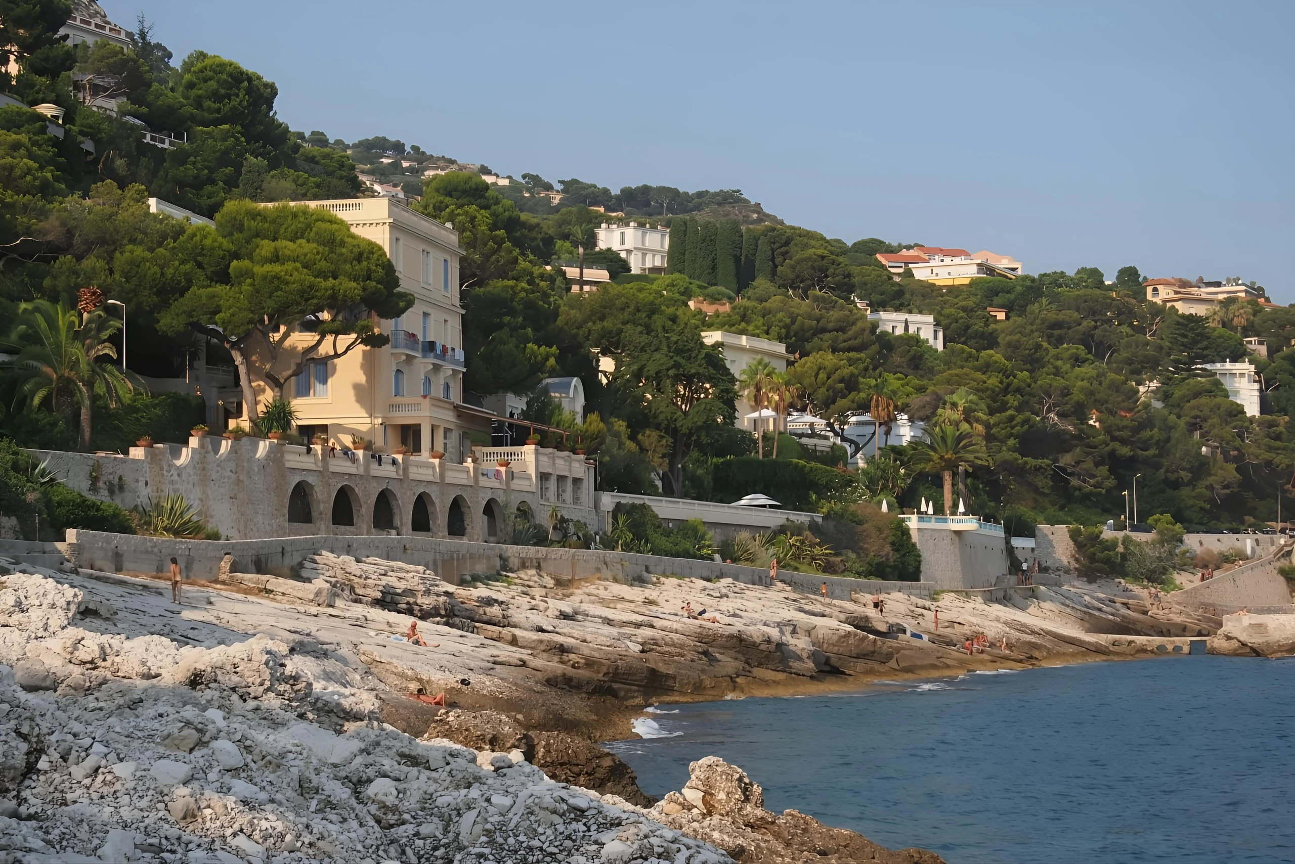 Les falaises et la mer turquoise de Cap d'Ail