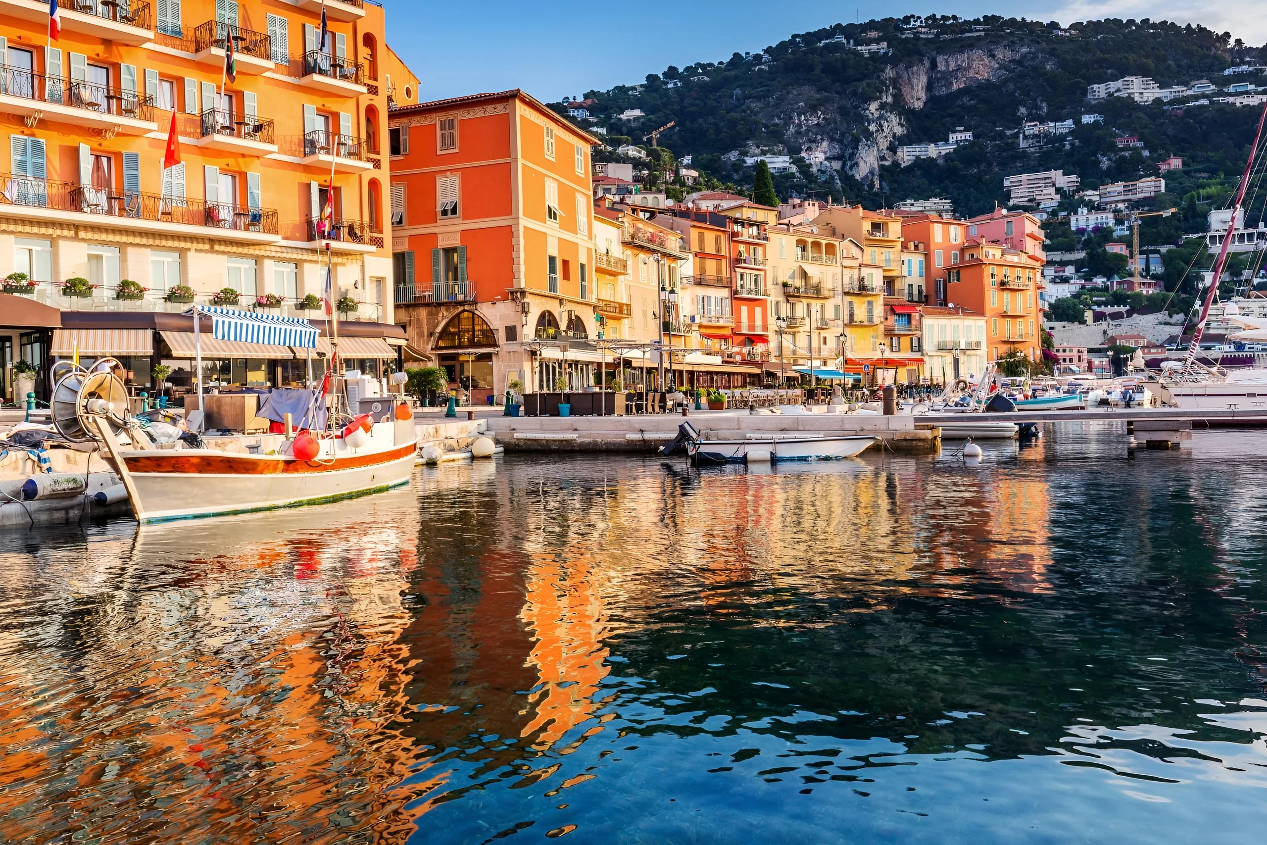 Le port de Villefranche-sur-Mer et ses façades colorées